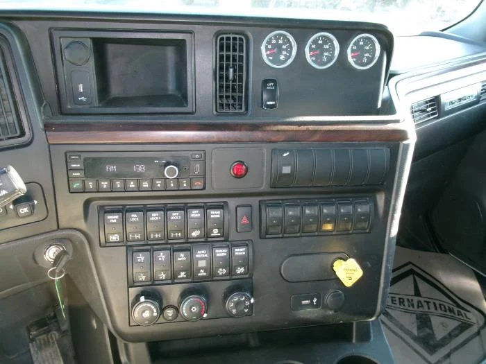 2023 International HX - image 8