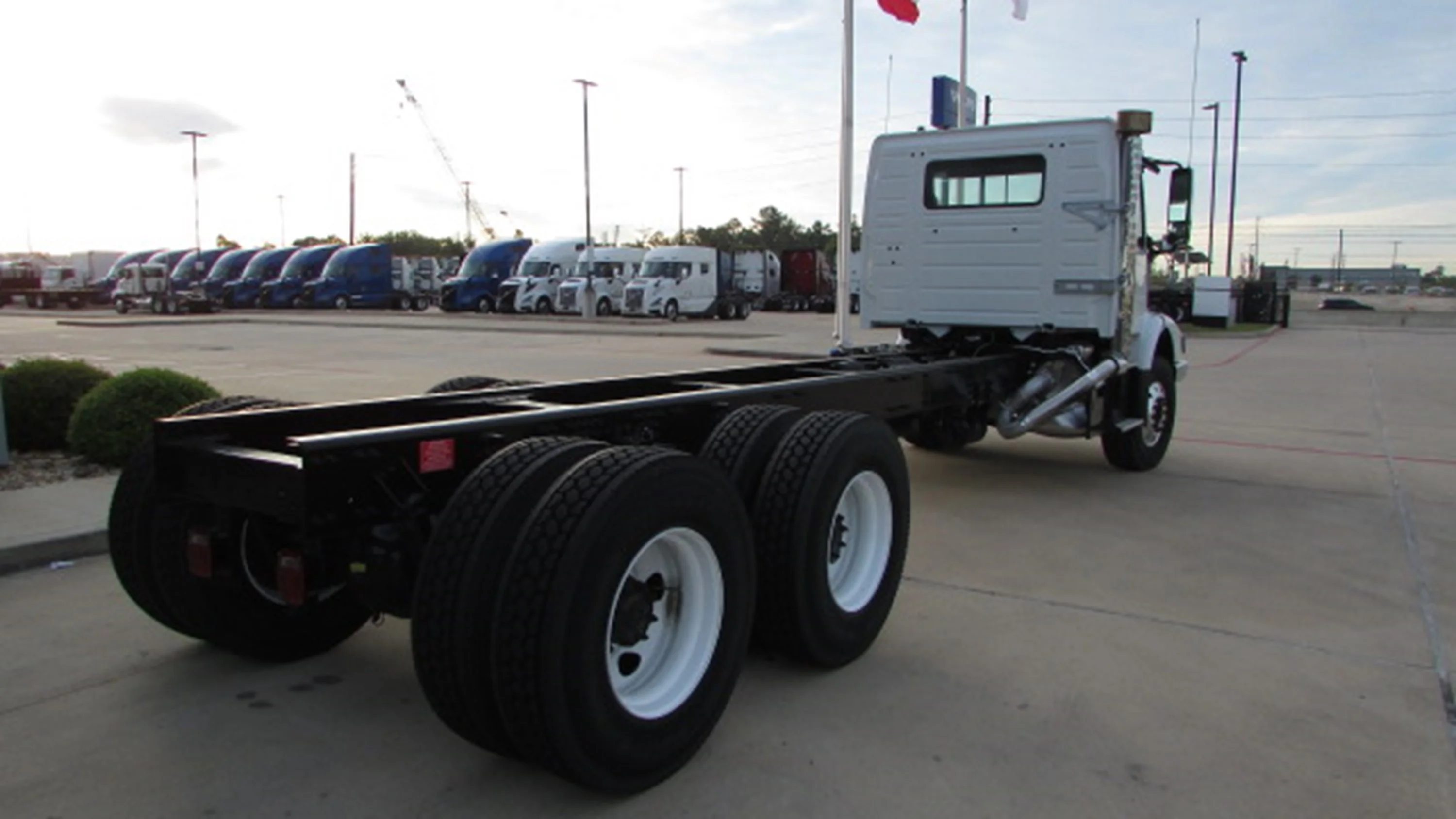 2025 Volvo VHD 300 in Houston, TX — photo 4