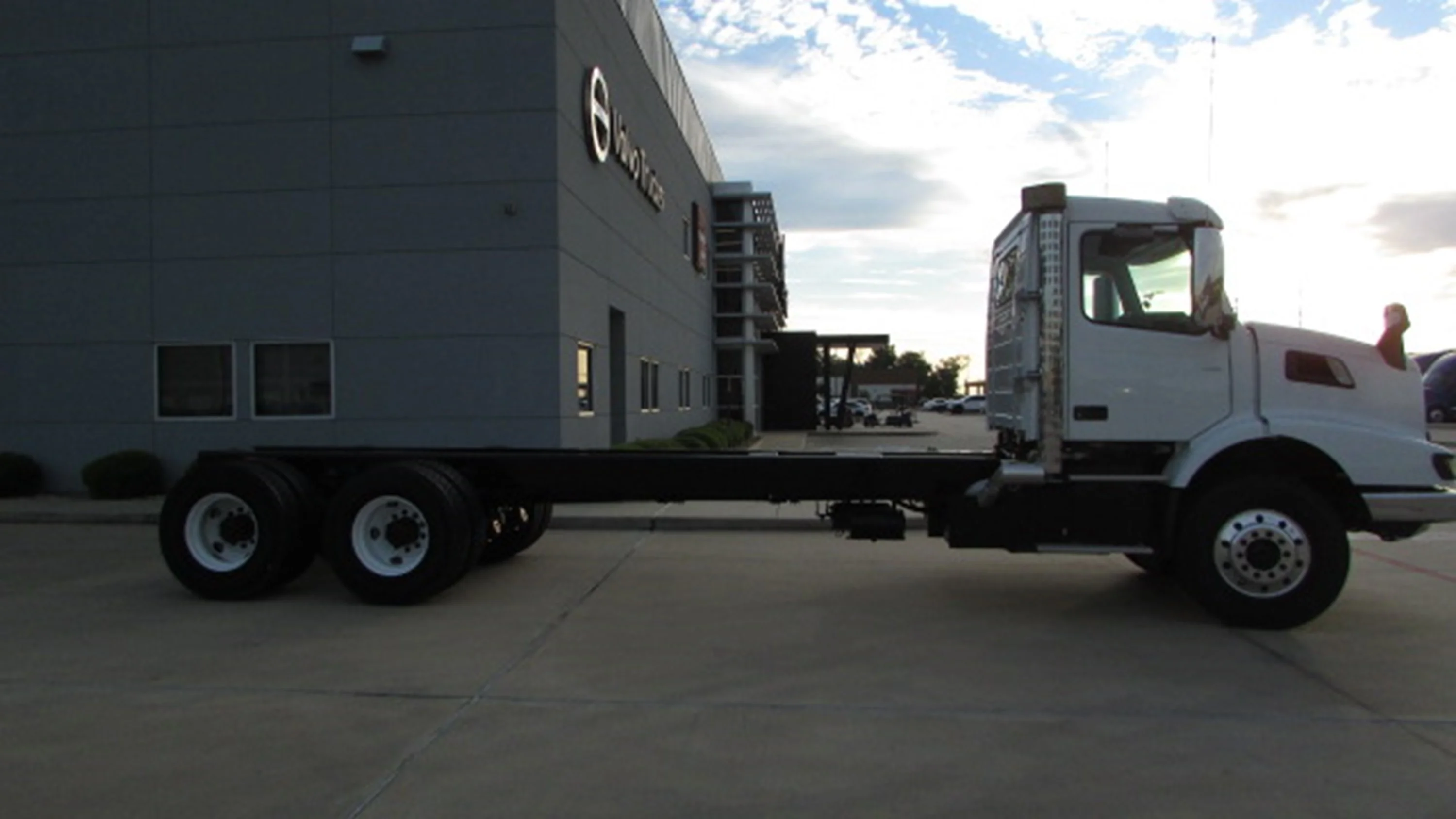 2025 Volvo VHD 300 in Houston, TX — photo 3