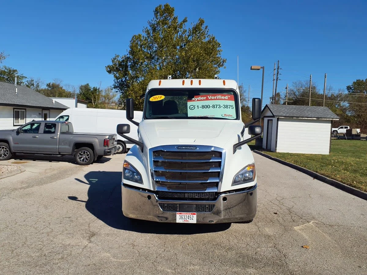 2019 Freightliner Cascadia in O'fallon, MO — photo 2