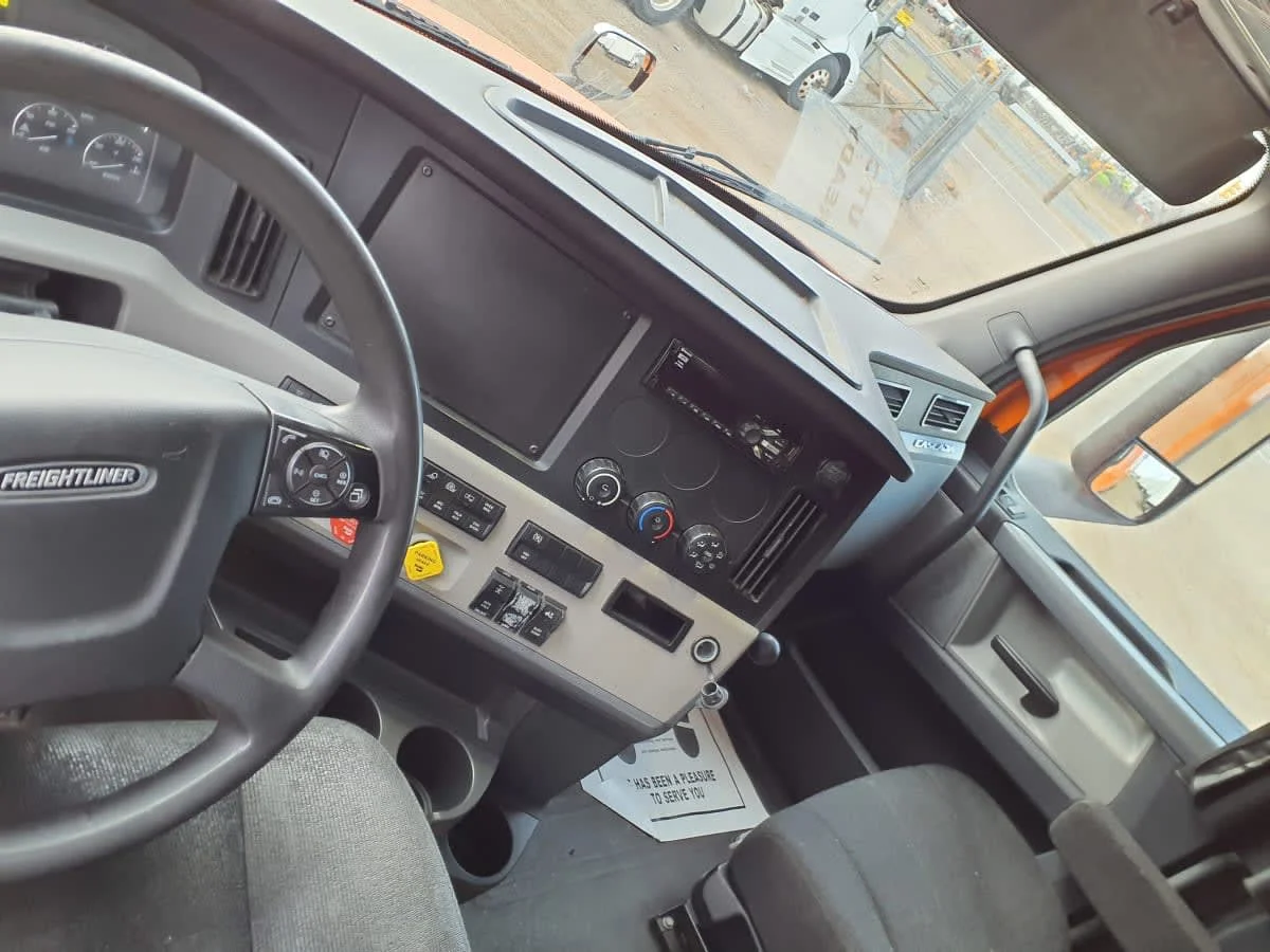 2019 Freightliner Cascadia - image 7