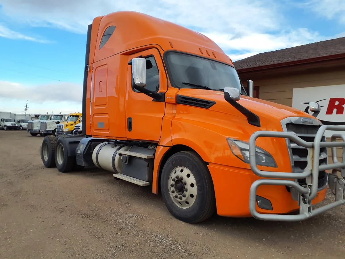 2019 Freightliner Cascadia - image 3