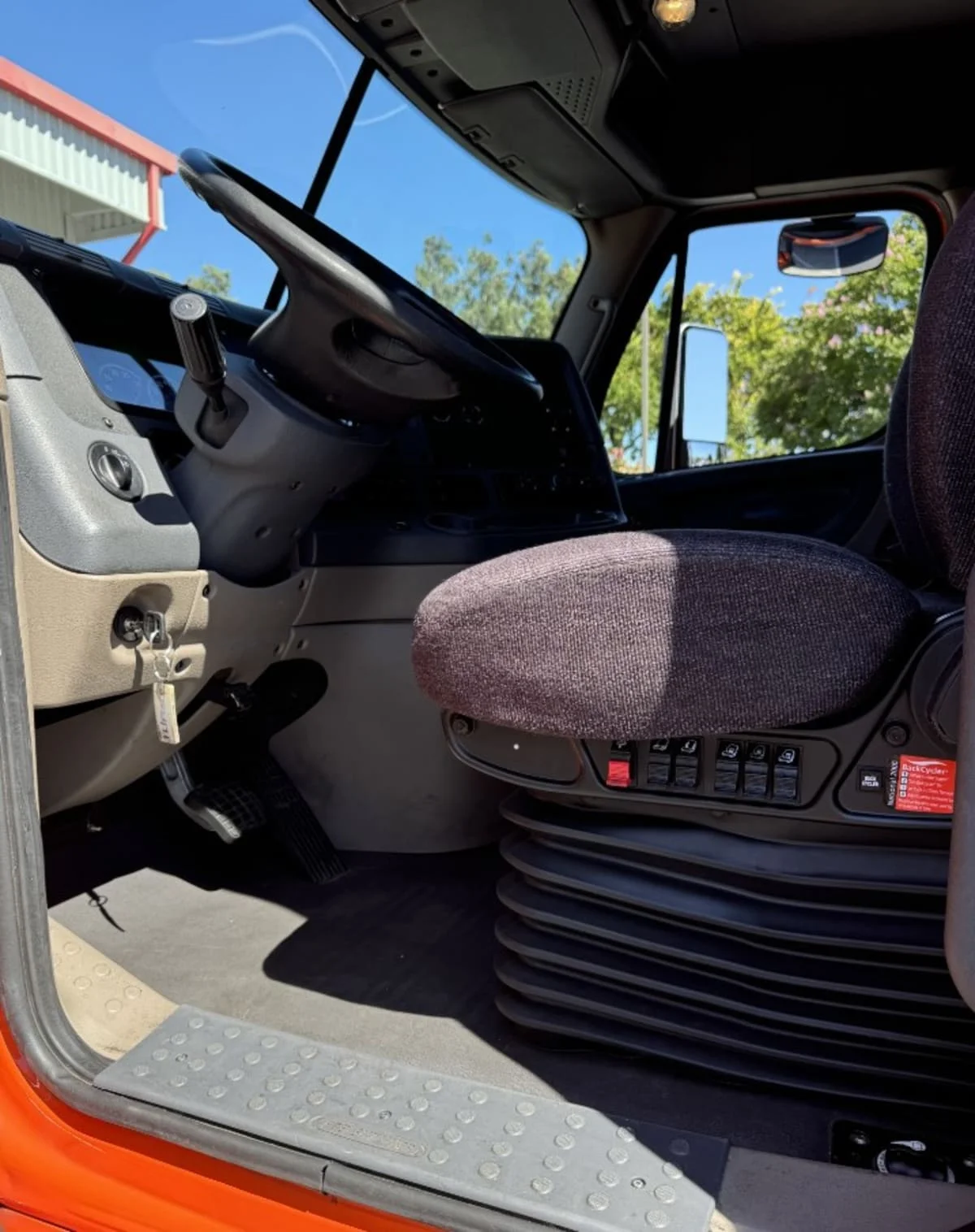 2018 Freightliner Cascadia - image 7