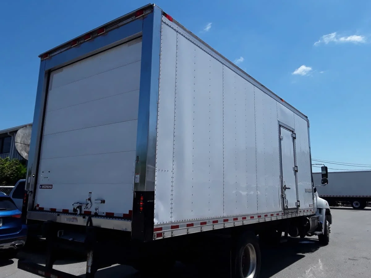 2018 Hino 268 - image 4