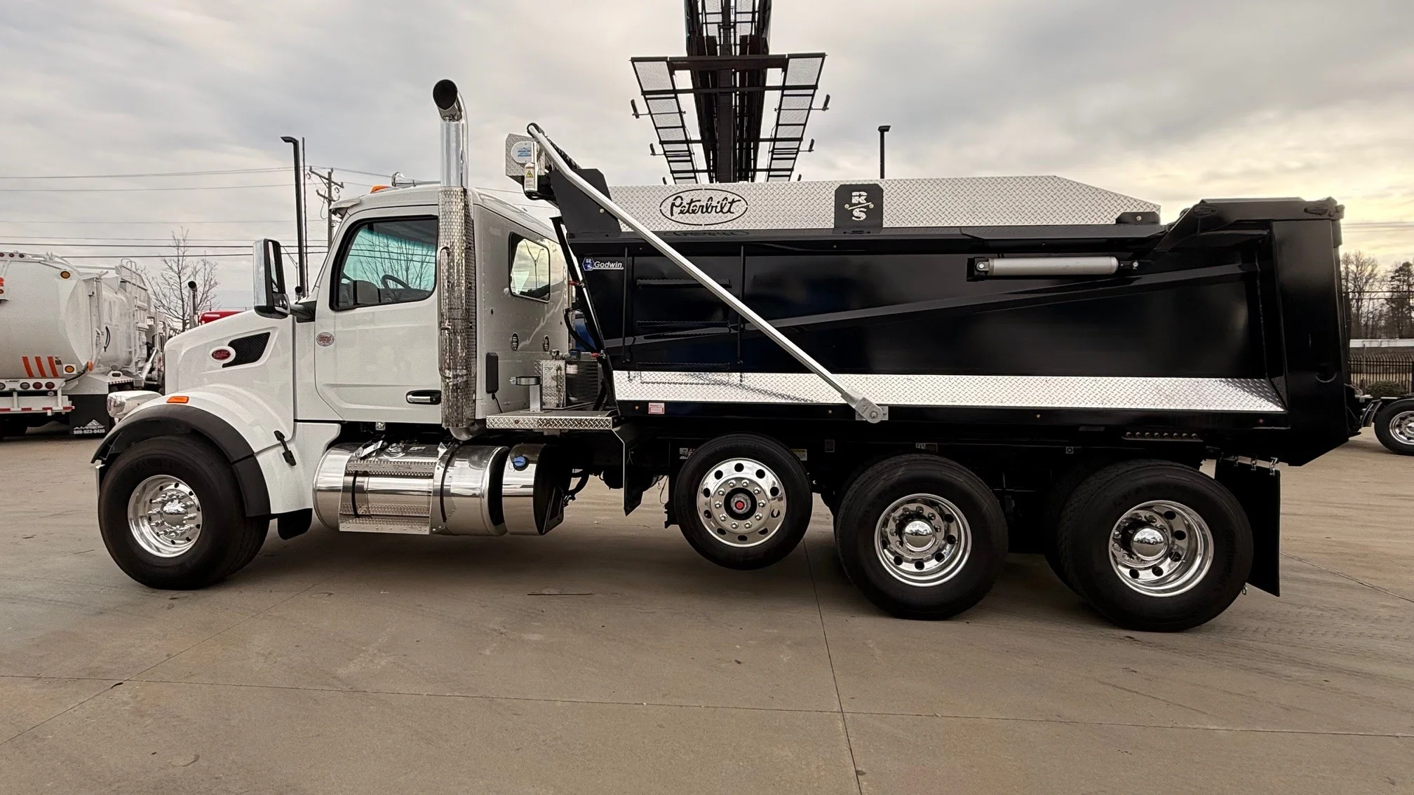 2026 Peterbilt 567 in Charlotte, NC — photo 2