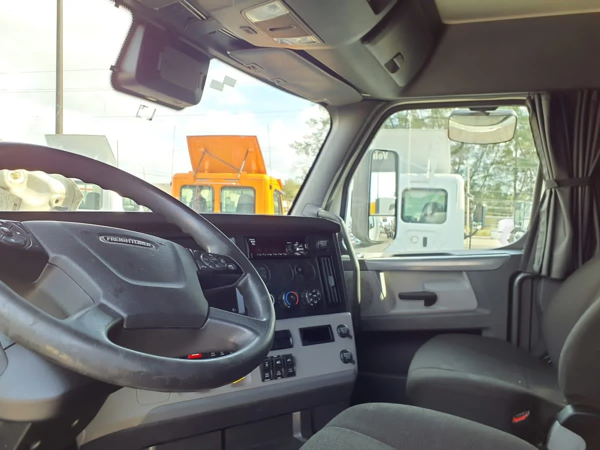 2021 Freightliner Cascadia - image 7