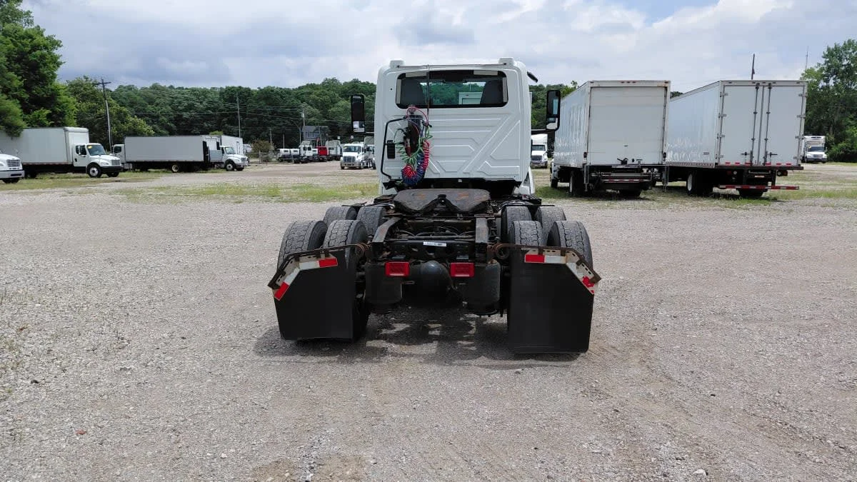 2019 International LT - image 5