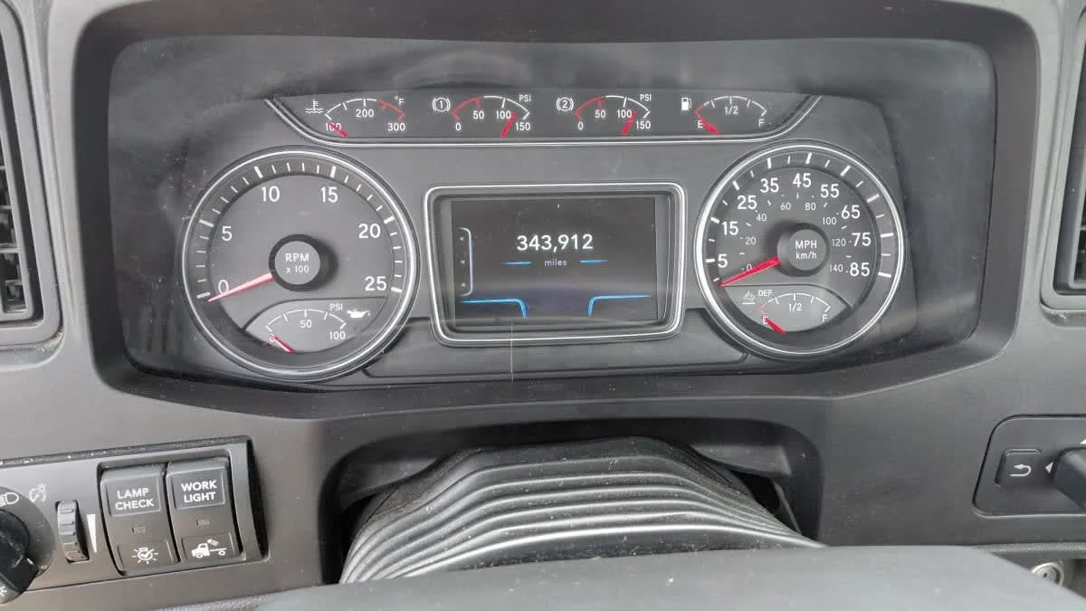 2019 International LT - image 10