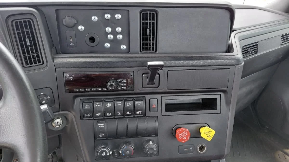 2019 International LT - image 9