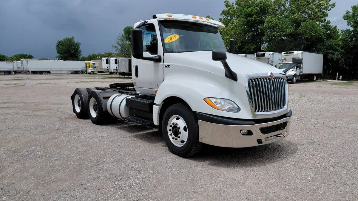 2019 International LT - image 3