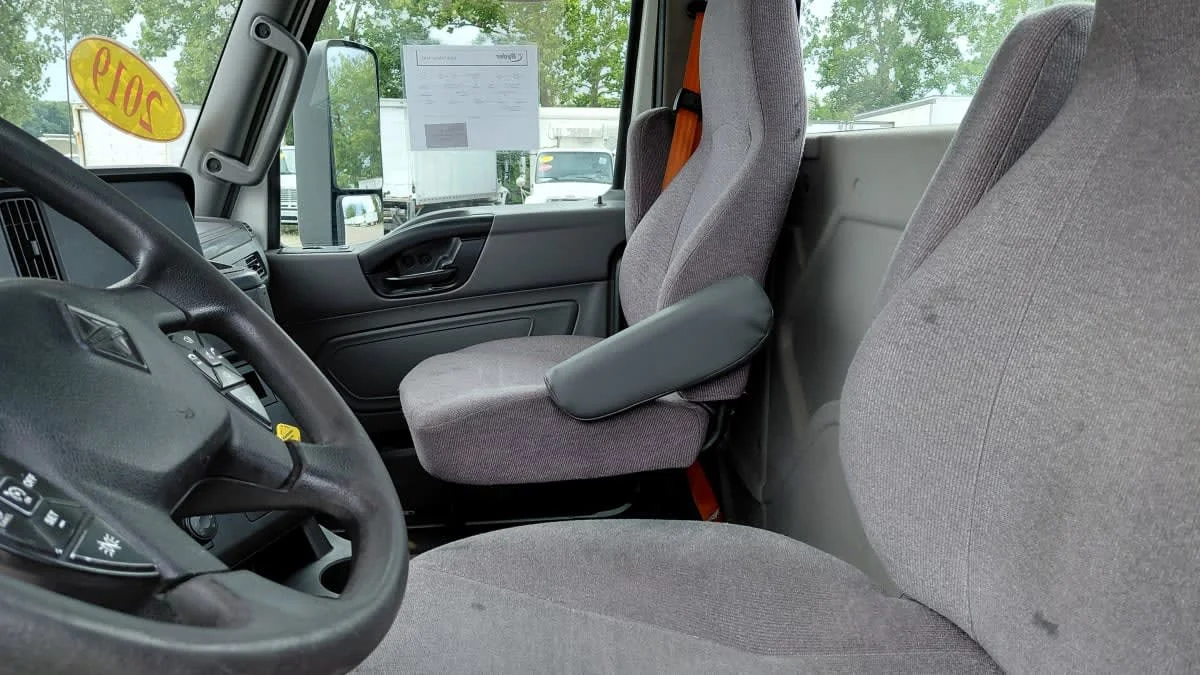 2019 International LT - image 7