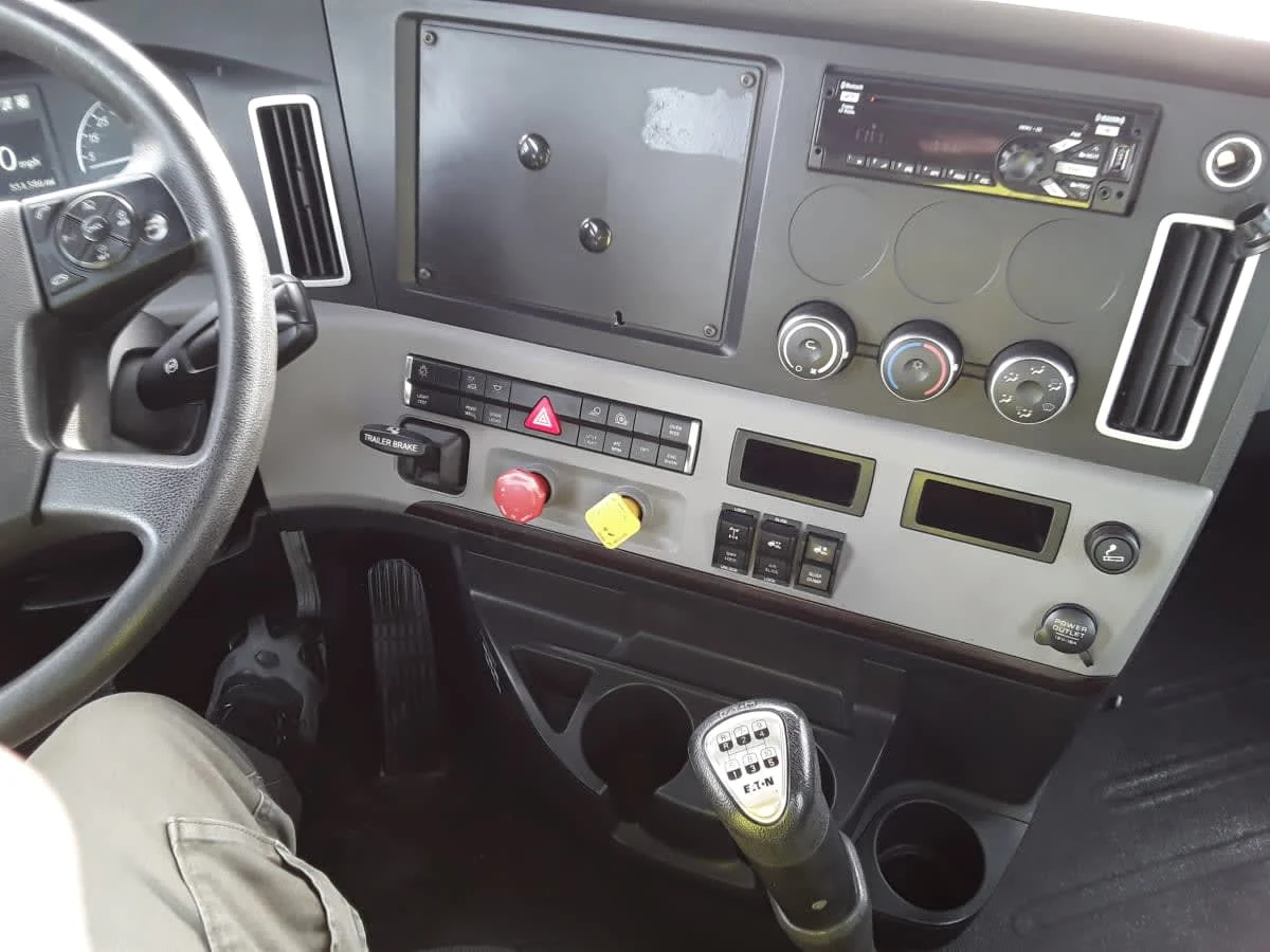 2020 Freightliner Cascadia - image 9