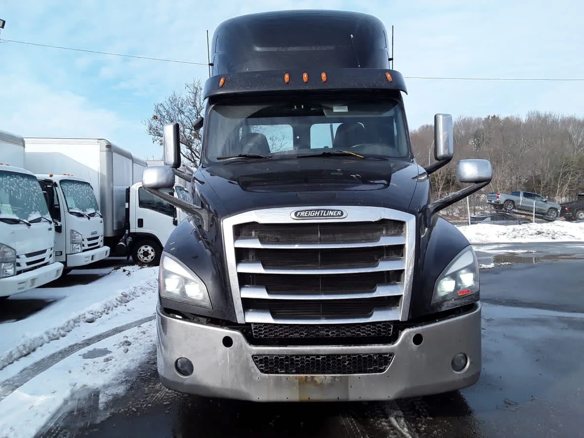 2020 Freightliner Cascadia - image 2