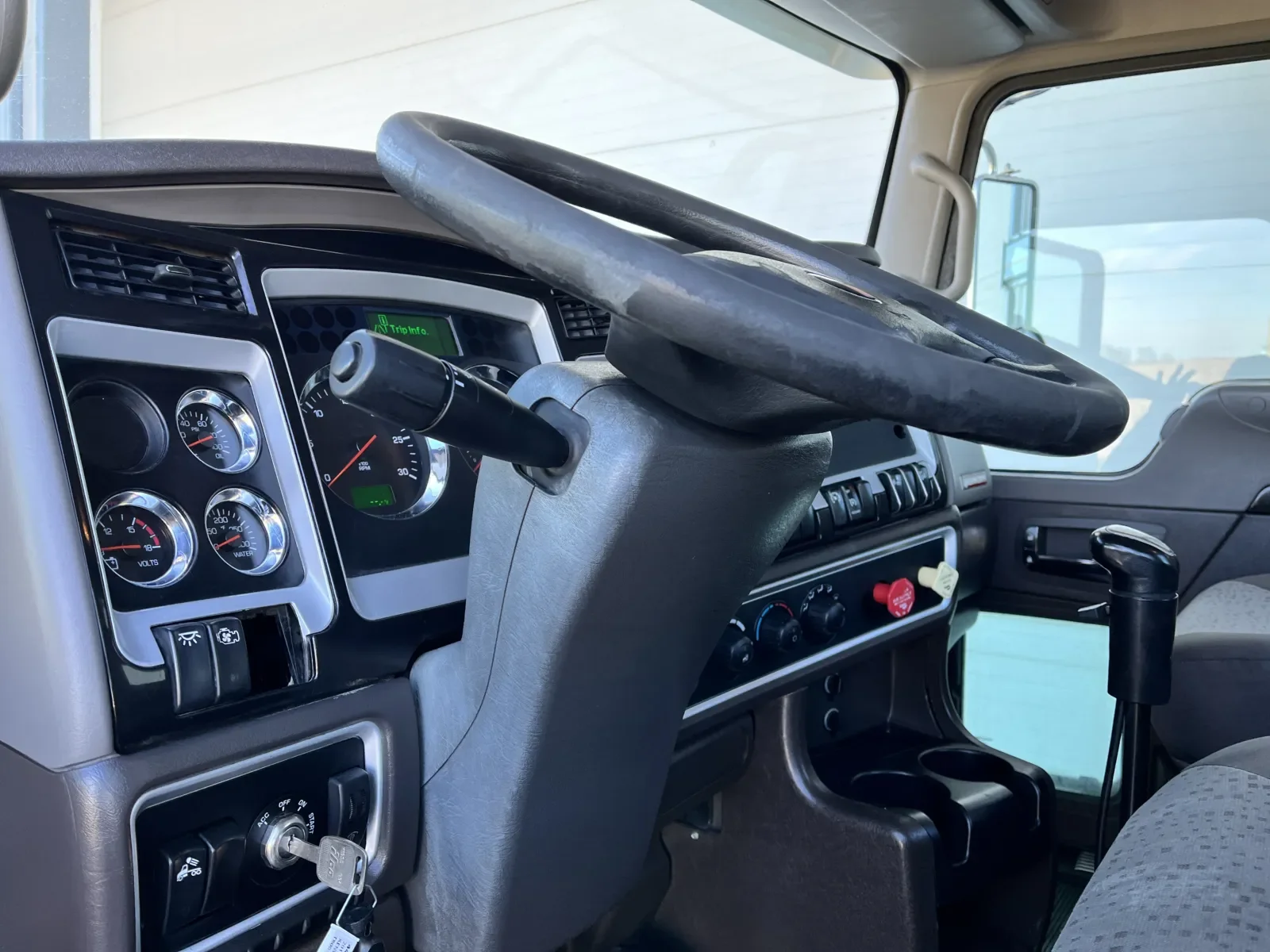 2011 Kenworth T800 - image 15