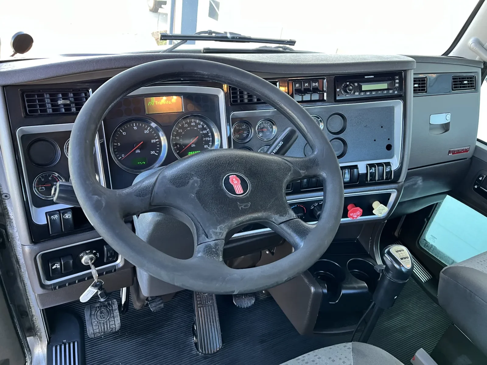 2011 Kenworth T800 - image 16