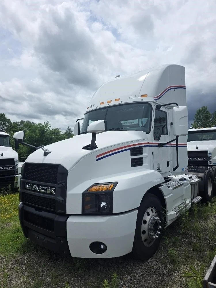2020 Mack Anthem — photo 2