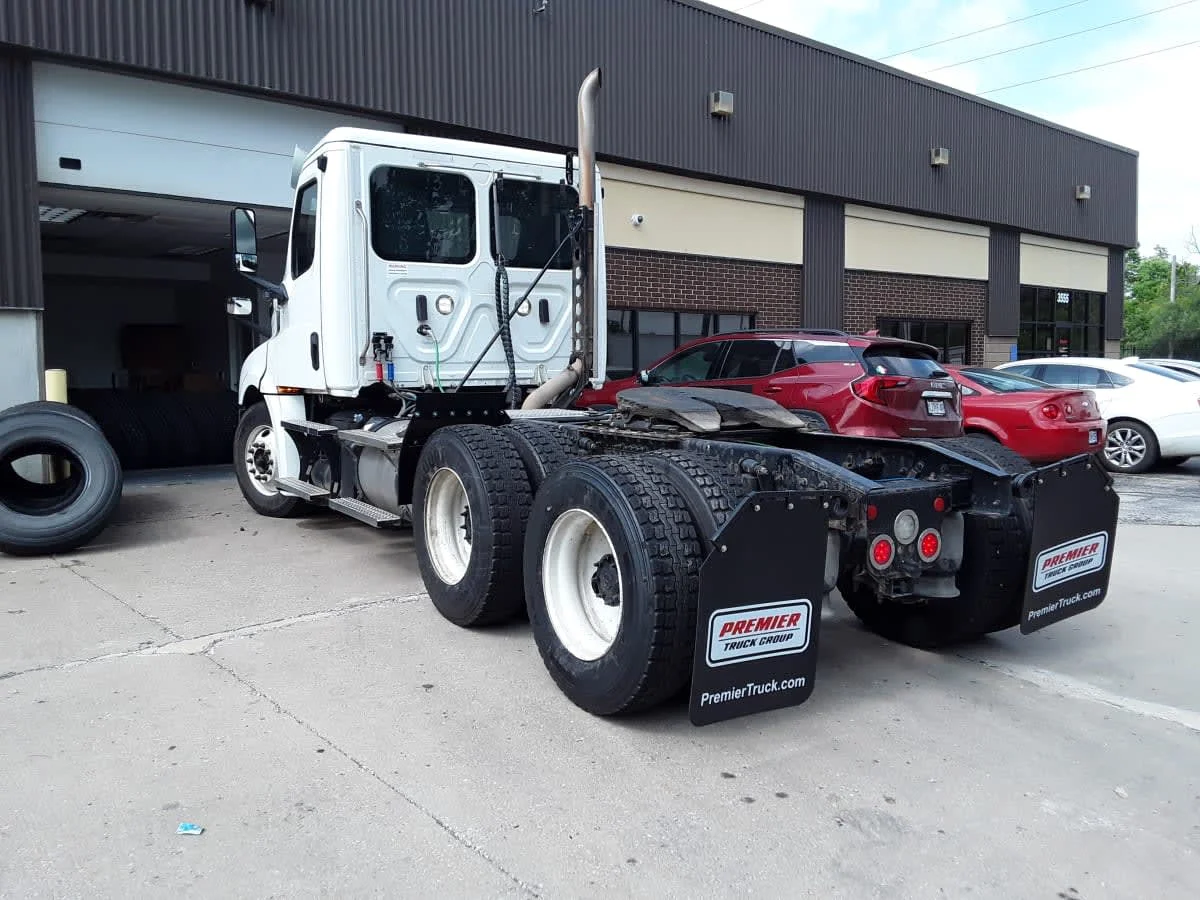 2020 Freightliner Cascadia in Kansas City, MO — photo 6