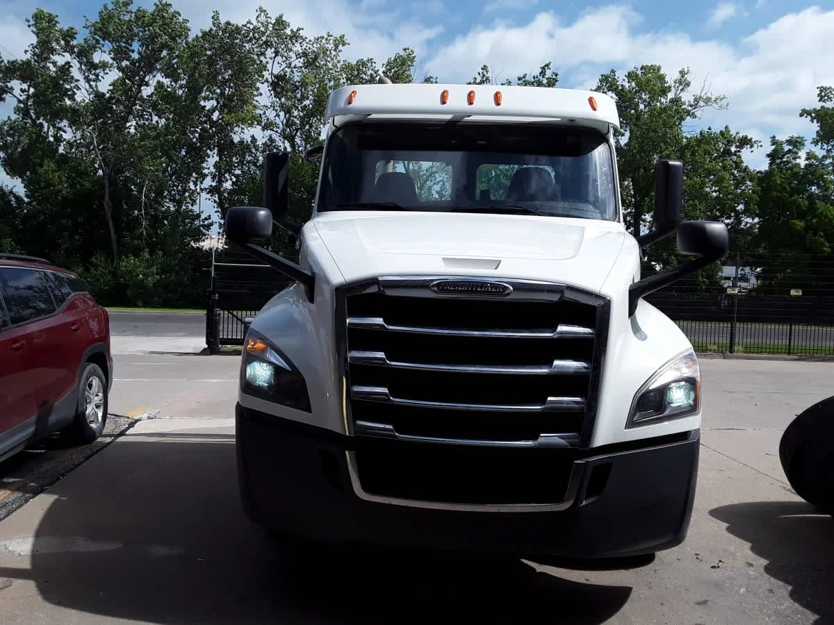 2020 Freightliner Cascadia in Kansas City, MO — photo 2