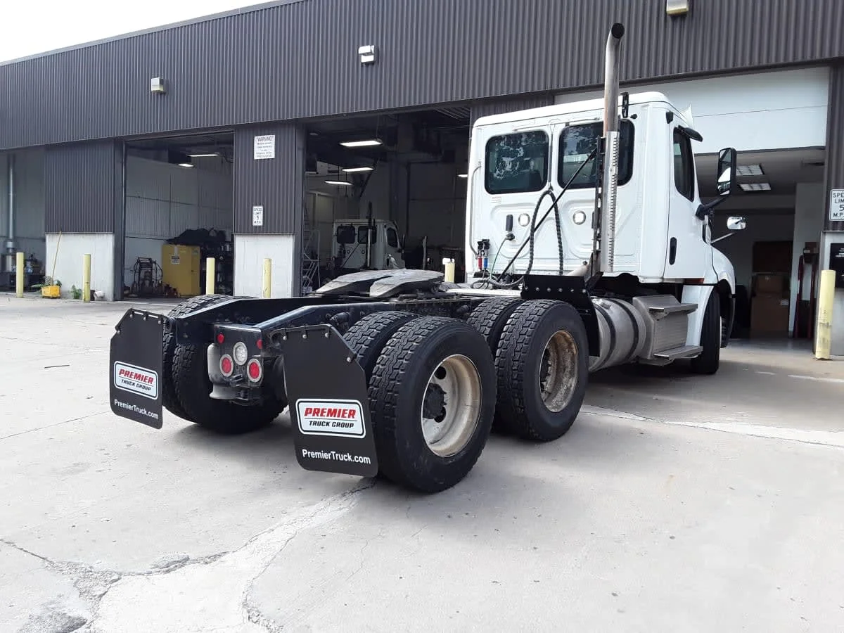 2020 Freightliner Cascadia in Kansas City, MO — photo 4