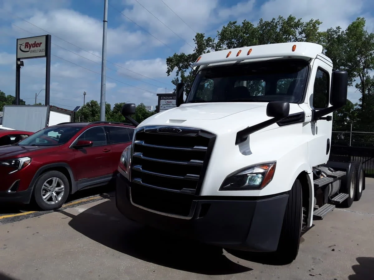 2020 Freightliner Cascadia in Kansas City, MO — photo 9