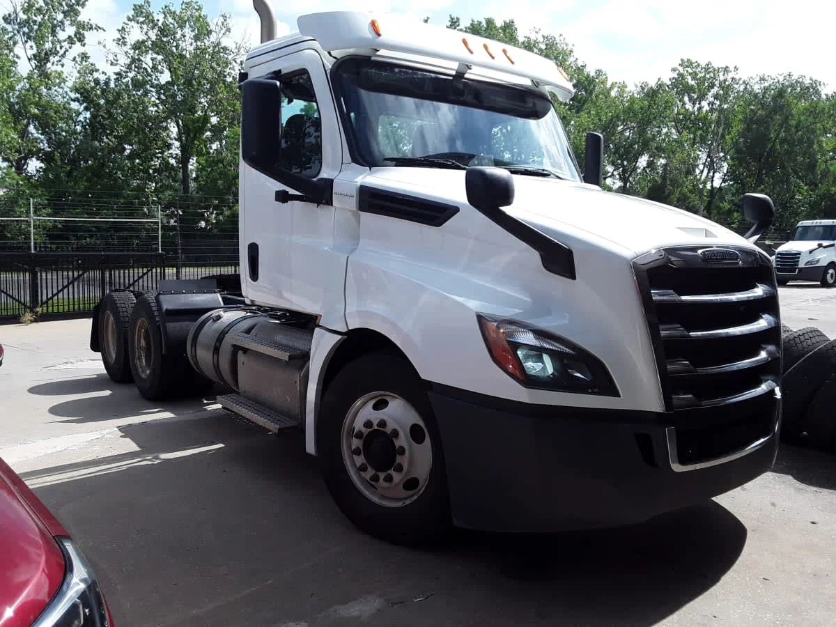 2020 Freightliner Cascadia in Kansas City, MO — photo 3