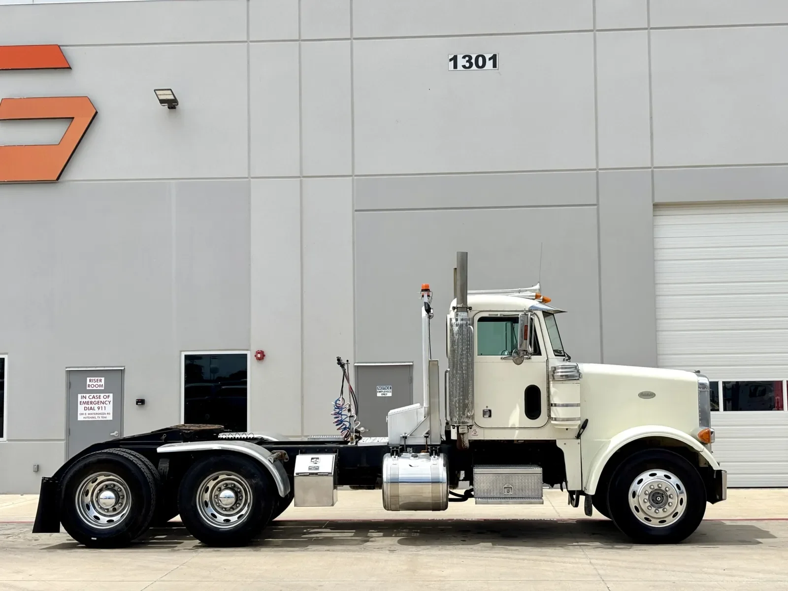 1999 Peterbilt in Hutchins, TX — photo 3