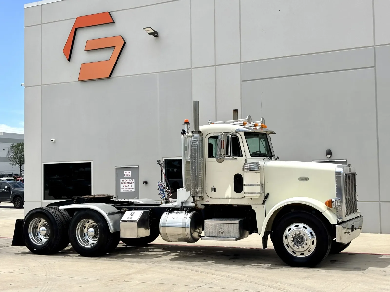 1999 Peterbilt in Hutchins, TX