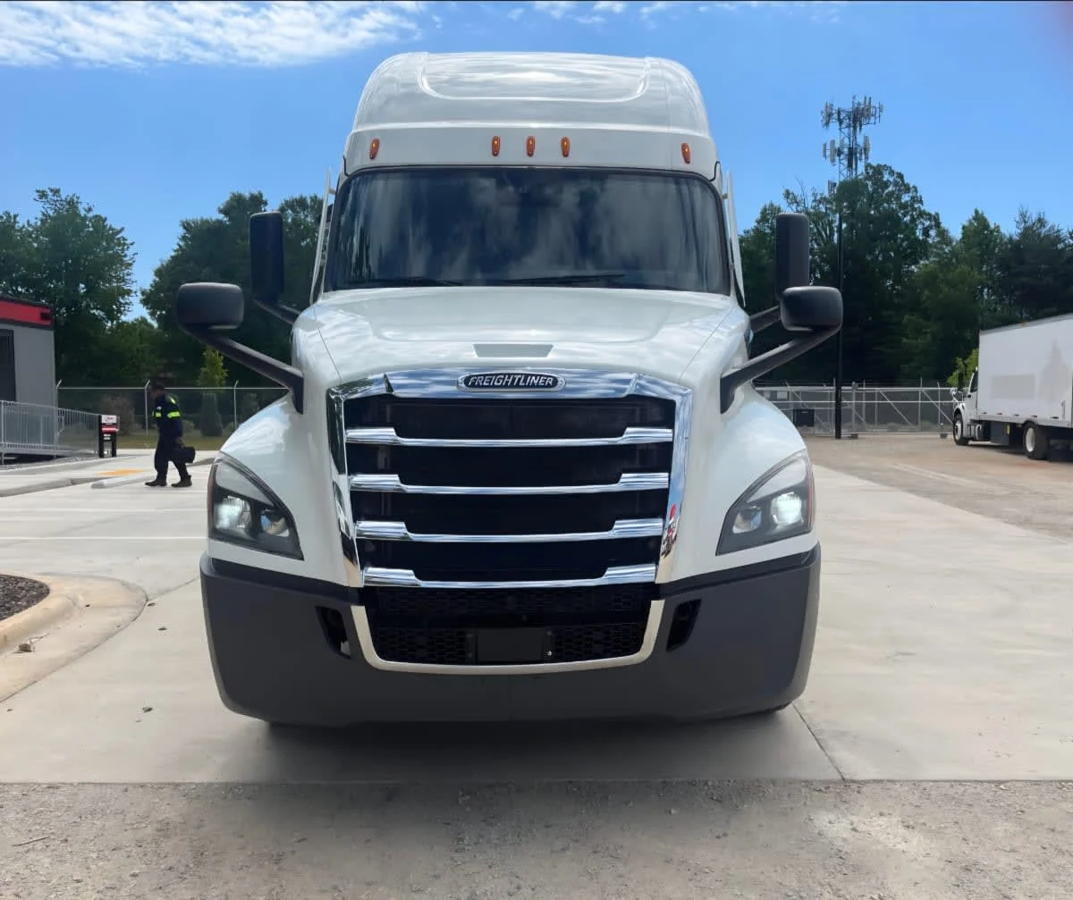 2021 Freightliner Cascadia in Greensboro, NC — photo 2