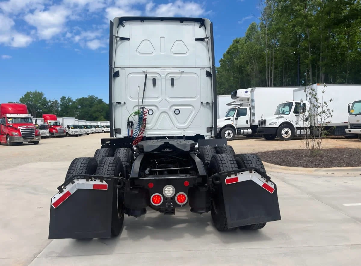 2021 Freightliner Cascadia in Greensboro, NC — photo 5