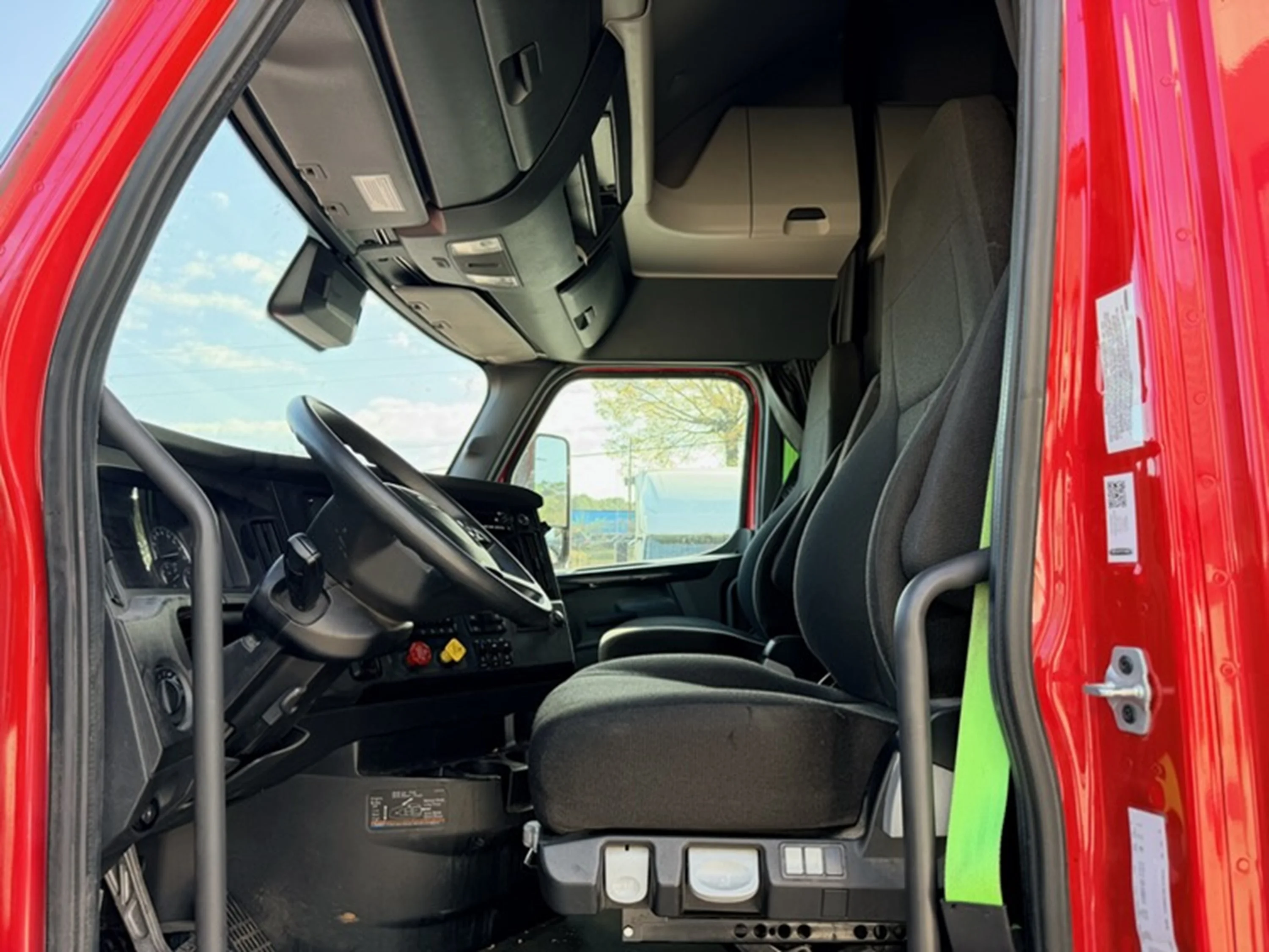 2023 Freightliner Cascadia - image 7