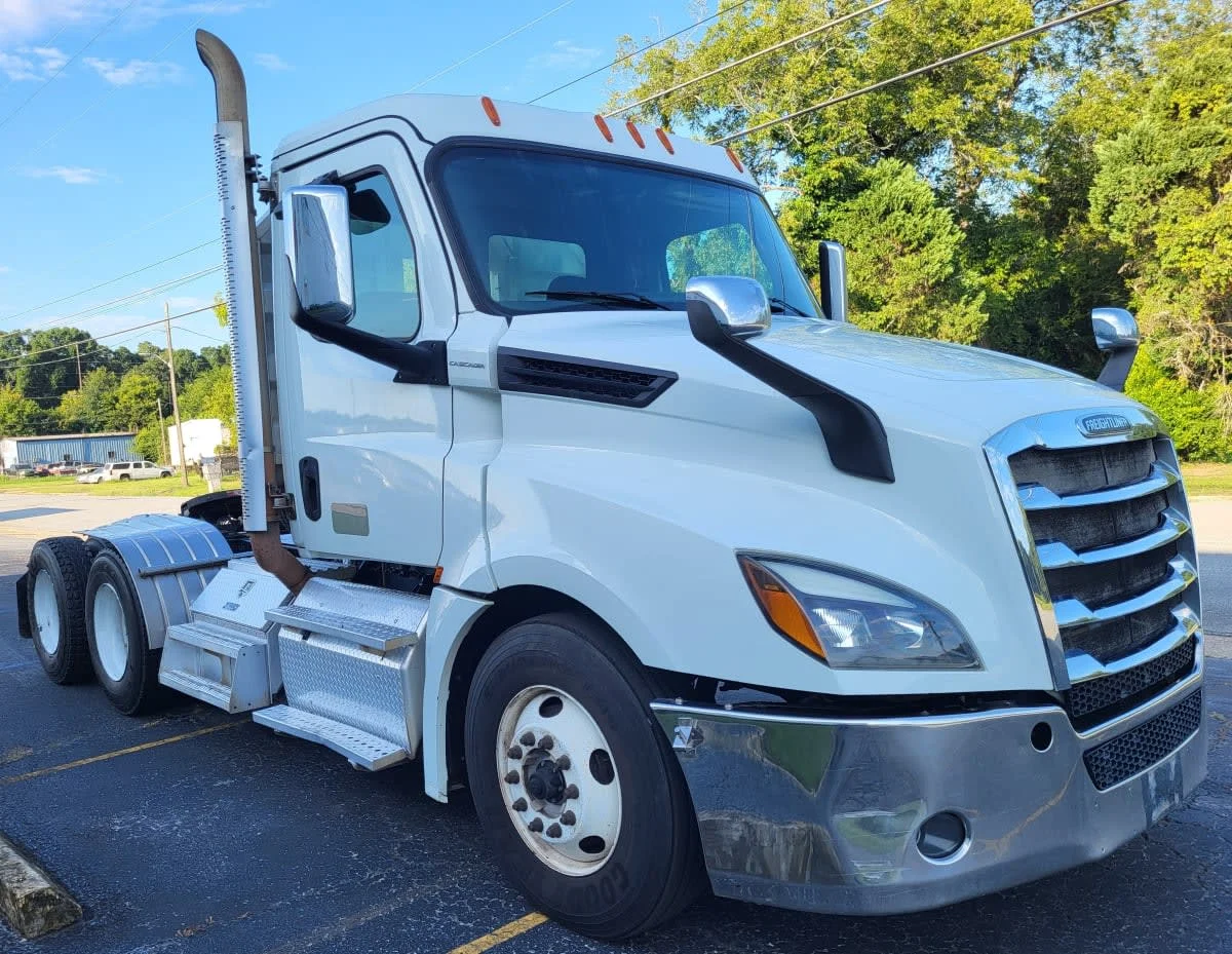 2019 Freightliner Cascadia in Jacksonville, FL — photo 3