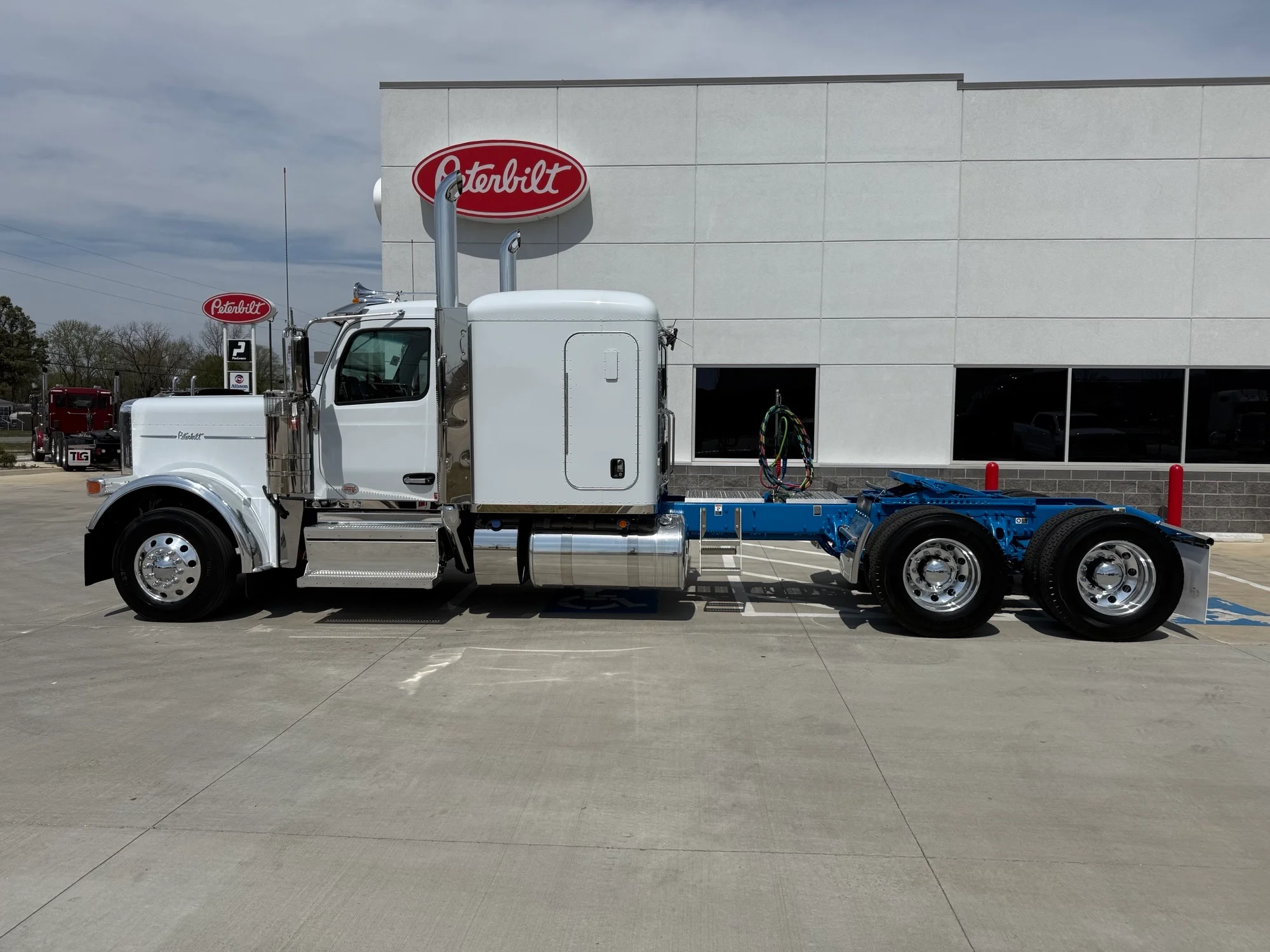 2027 Peterbilt 589 in Lowell, AR — photo 2