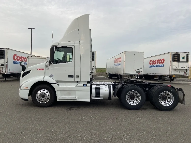 2021 Volvo VNR 640 - image 4