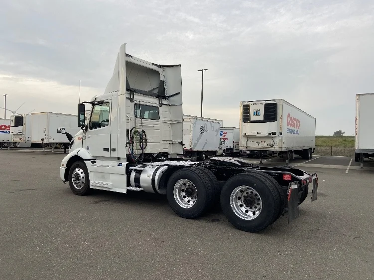 2021 Volvo VNR 640 - image 5