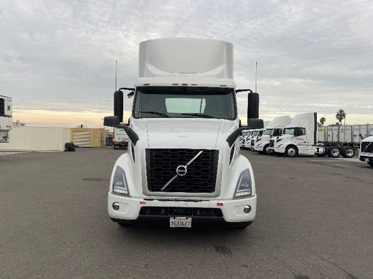 2021 Volvo VNR 640 - image 2