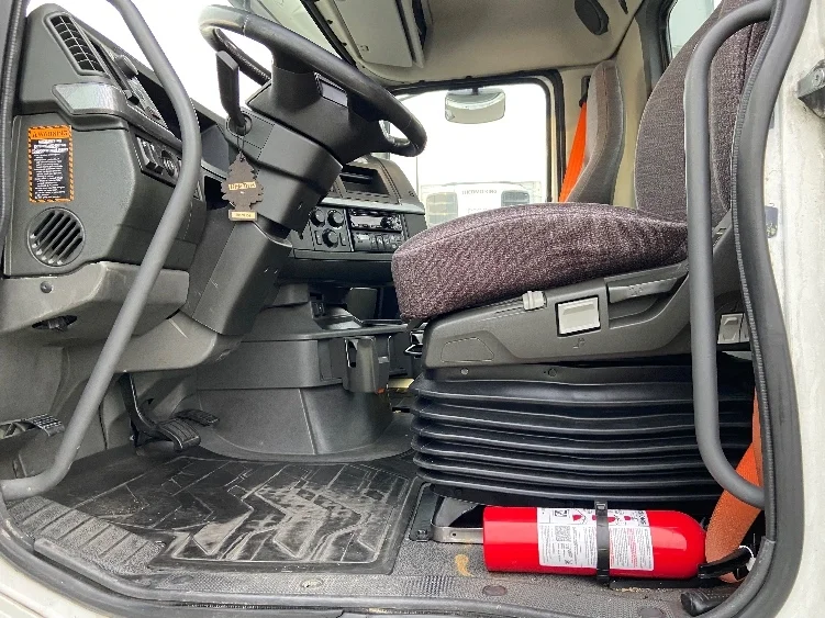 2021 Volvo VNR 640 - image 9