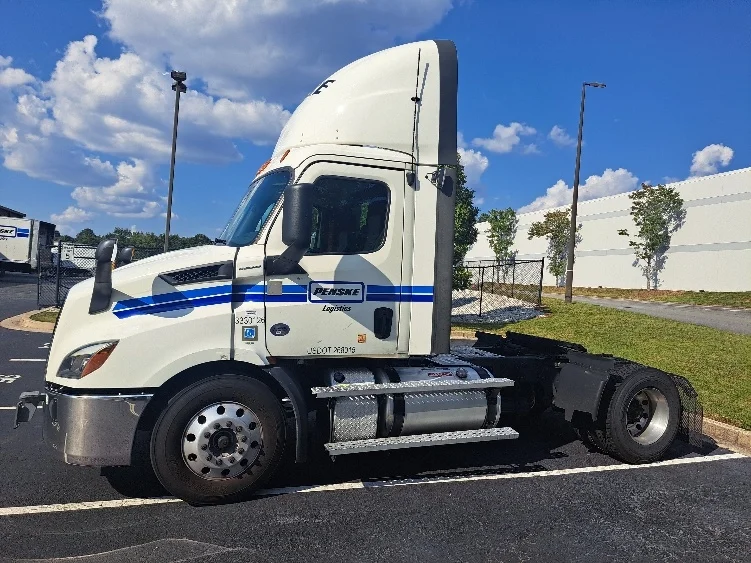 2020 Freightliner Cascadia in Atlanta, GA — photo 4
