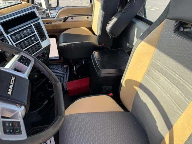 2022 Mack Anthem - image 10