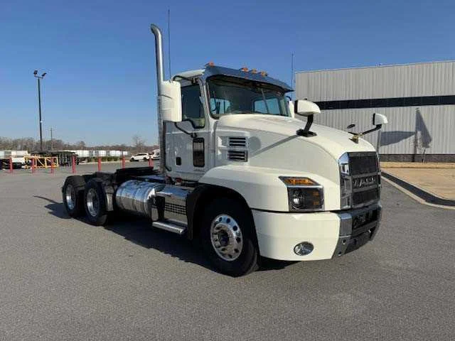 2022 Mack Anthem - image 6