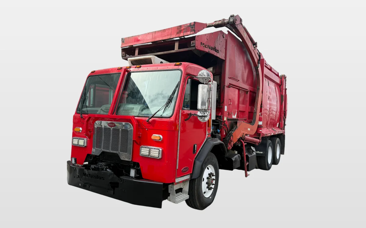 2015 Peterbilt 320 - image 1