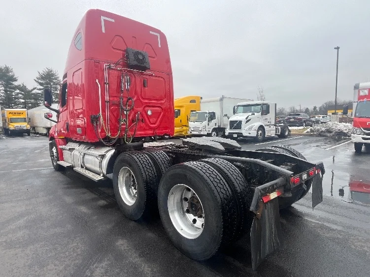 2021 Freightliner Cascadia in Cranbury, NJ — photo 5