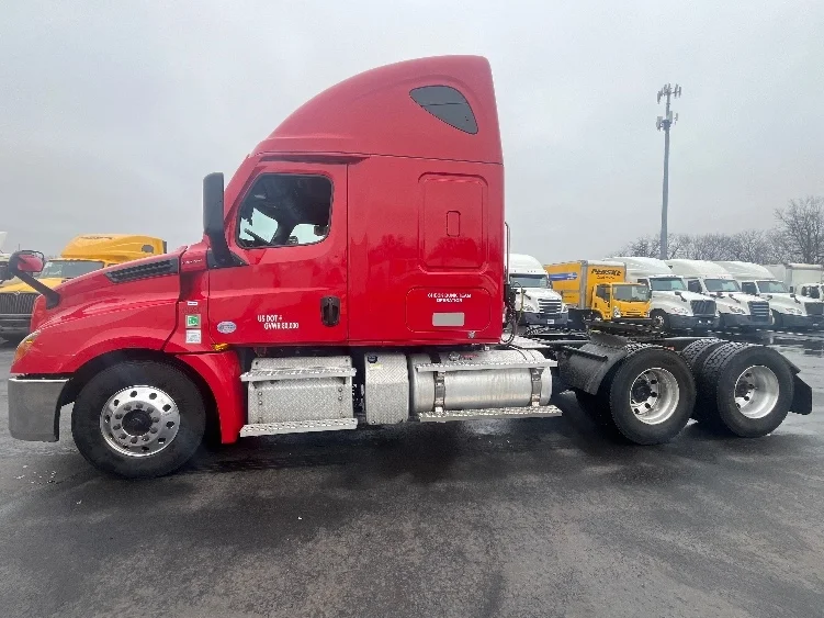 2021 Freightliner Cascadia in Cranbury, NJ — photo 4