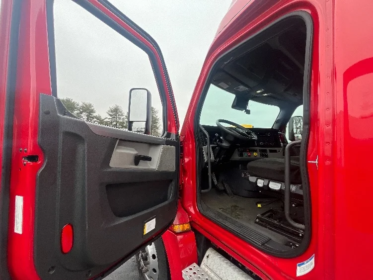 2021 Freightliner Cascadia in Cranbury, NJ — photo 9