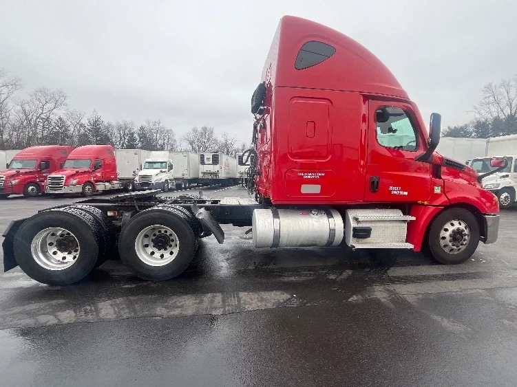 2021 Freightliner Cascadia in Cranbury, NJ — photo 8
