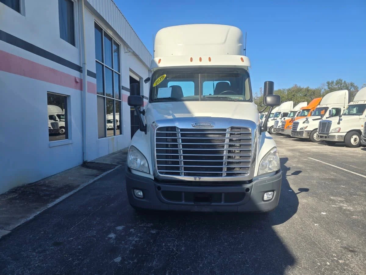 2019 Freightliner Cascadia - image 2