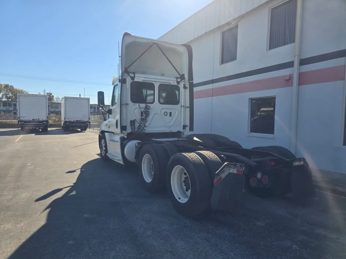 2019 Freightliner Cascadia - image 4