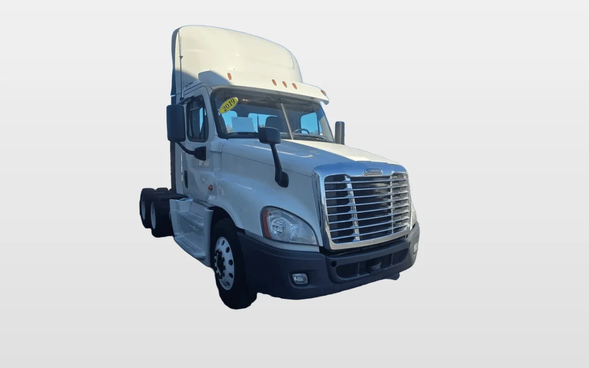 2019 Freightliner Cascadia - image 1