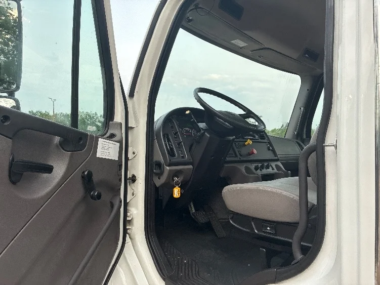 2021 Freightliner eM2 in Jackson, MS — photo 9
