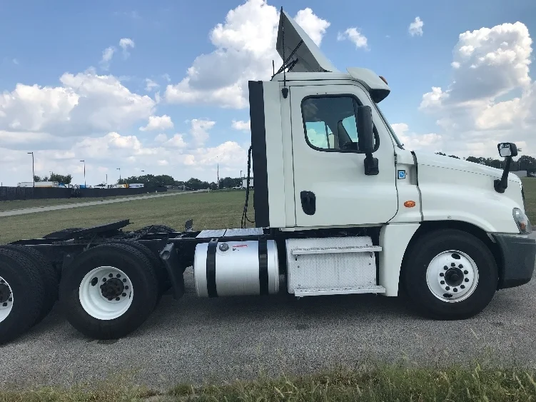 2019 Freightliner Cascadia in Evansville, IN — photo 8