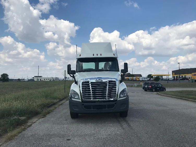 2019 Freightliner Cascadia in Evansville, IN — photo 2